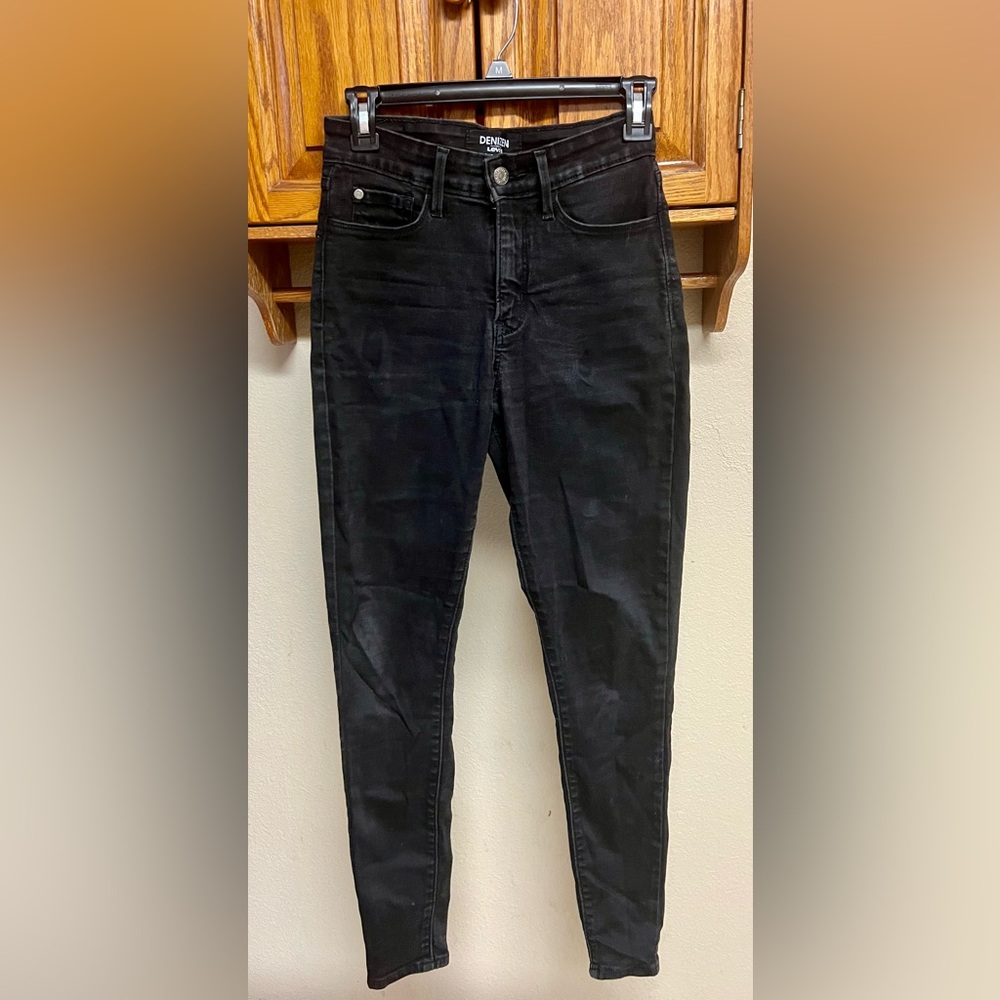 Denizen from Levi's Women's Ultra High Rise Black Skinny Jeans GUC!